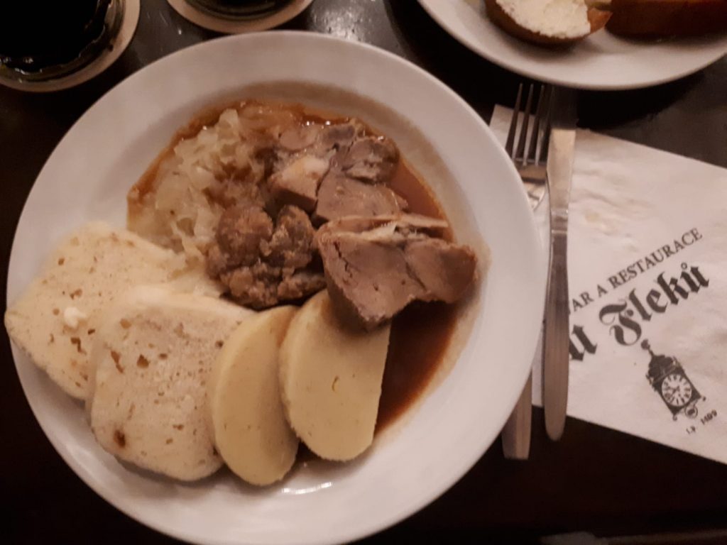Cerdo Asado con dumplings de U Flueku. Los dumplings acompañarán casi todo lo que vayas a comer en Praga