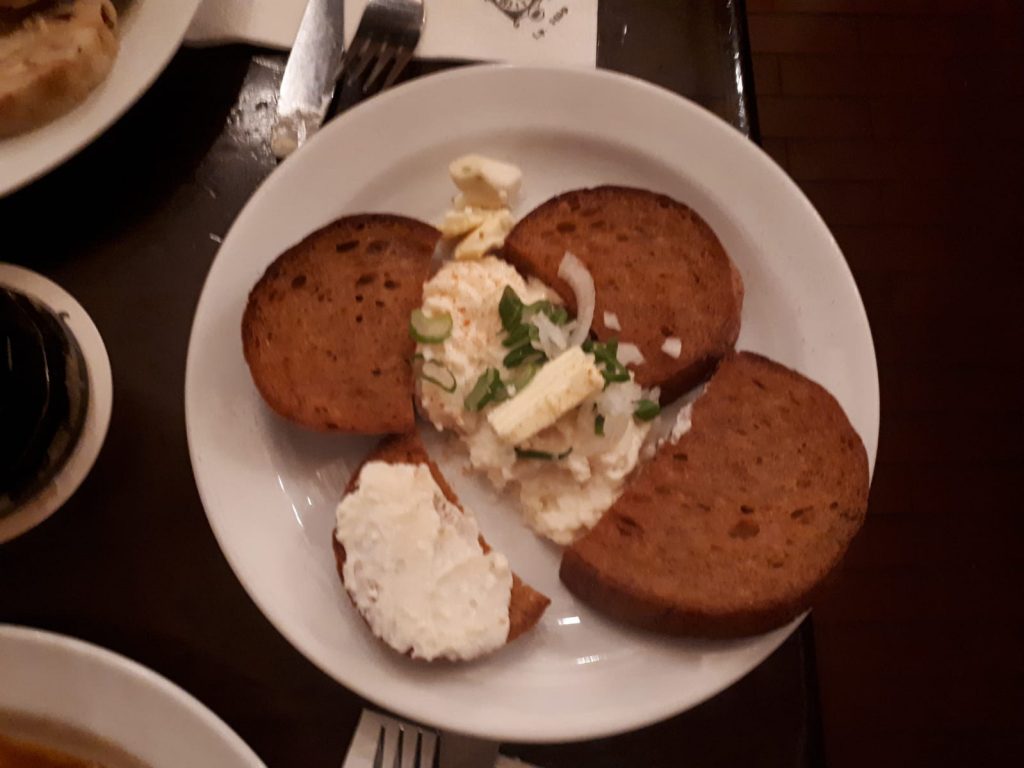 Queso con cerveza de U Fleku, una de las delicias más sorprendentes que pudimos comer en Praga