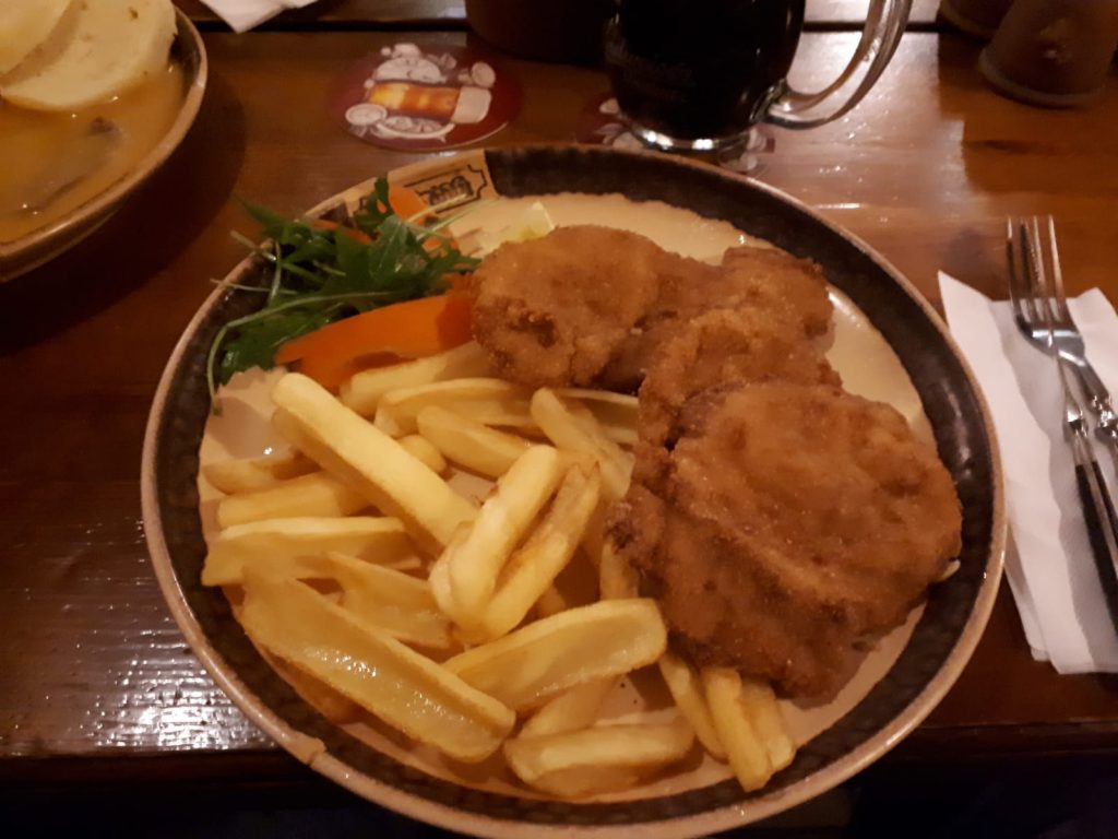 Schnitzel con patatas de U Sadlu. Unos de los platos más típicos que comer en Praga.