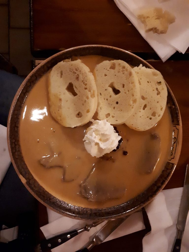 Solomillo con nata, limón y mermelada de arándanos de U Sadlu (con dumplings por supuesto). Una de las cosas más curiosas que nos sirvieron para comer en Praga.