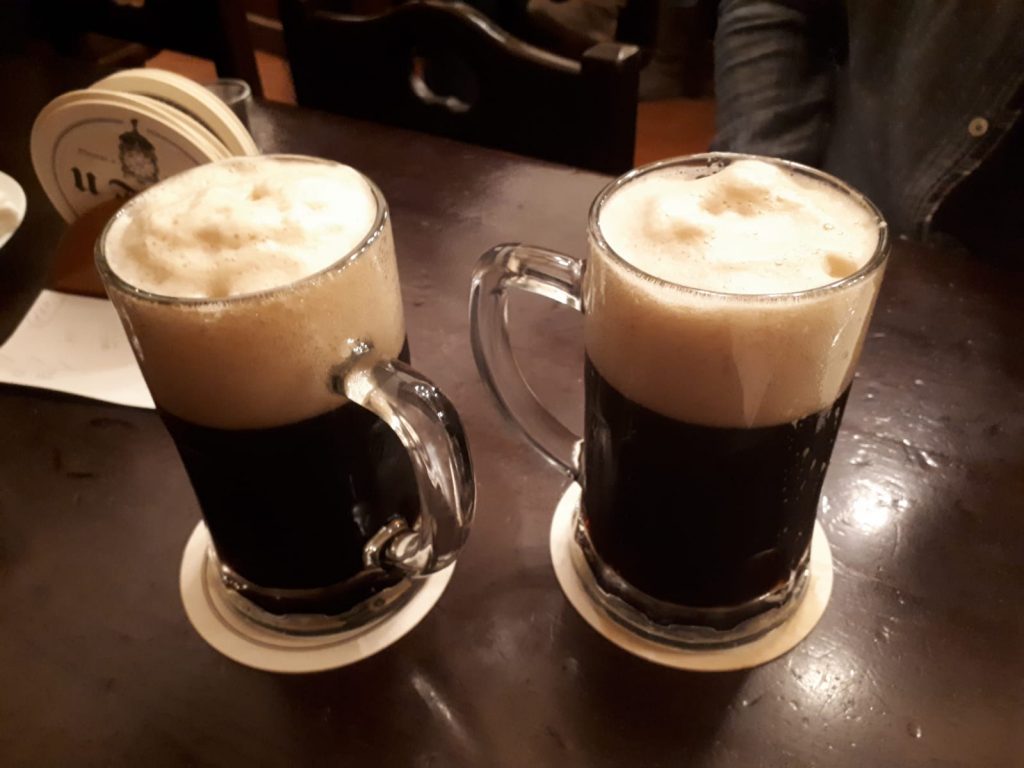 Cerveza negra de U Fleku. Si vas a comer en Praga en este lugar, no puedes perdértela.