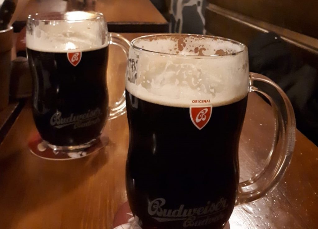 Cerveza negra de U Sadlu.