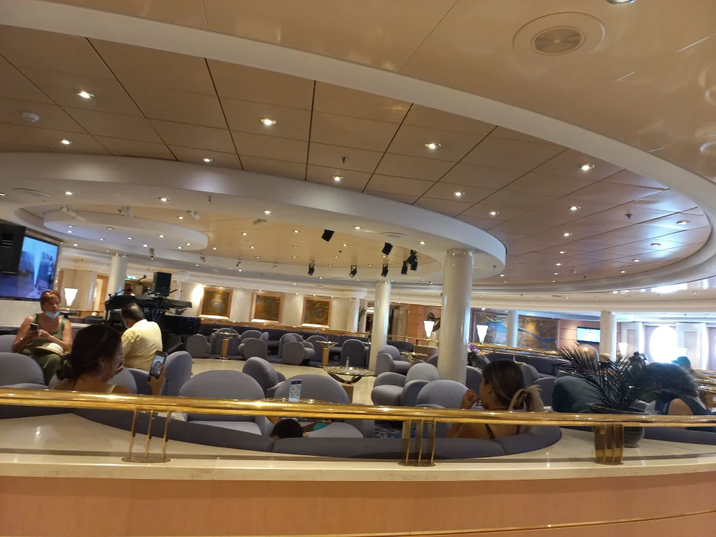 Como elegir en qué crucero viajar. Bar de crucero