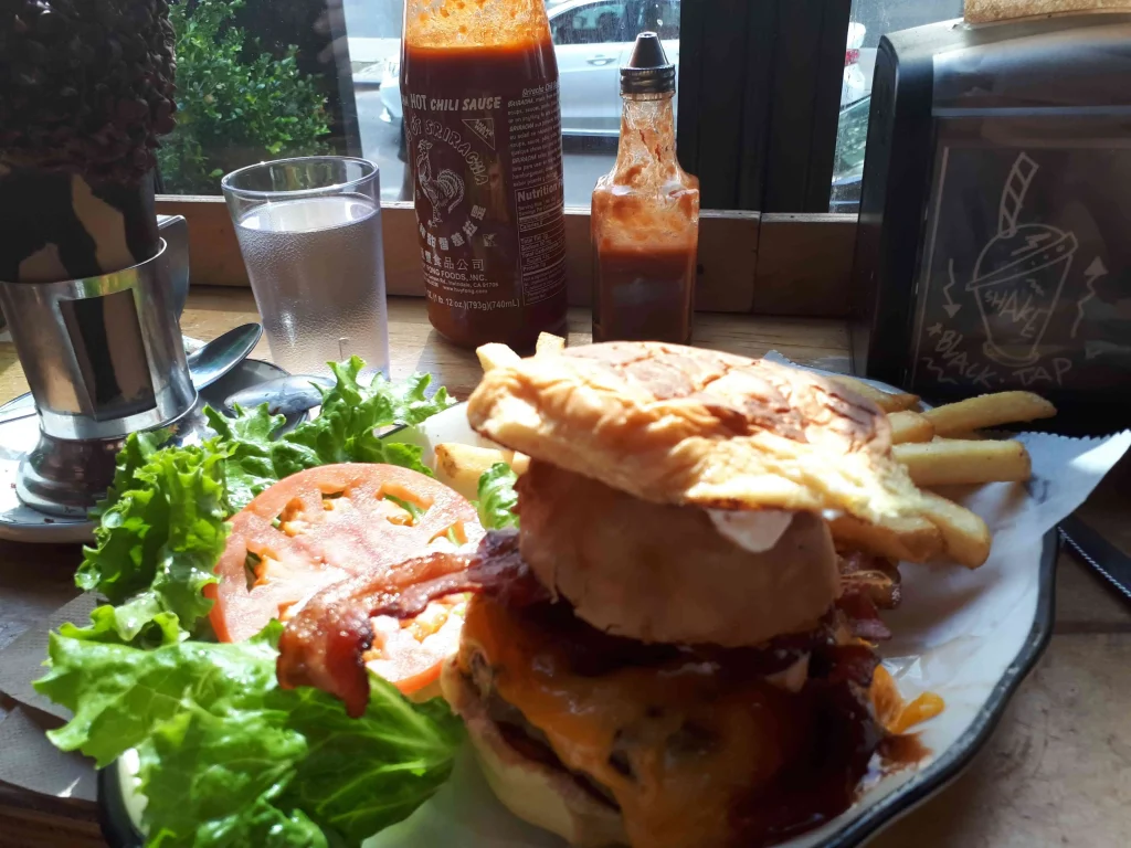 Black Tap sitio indispensable donde comer en Nueva York