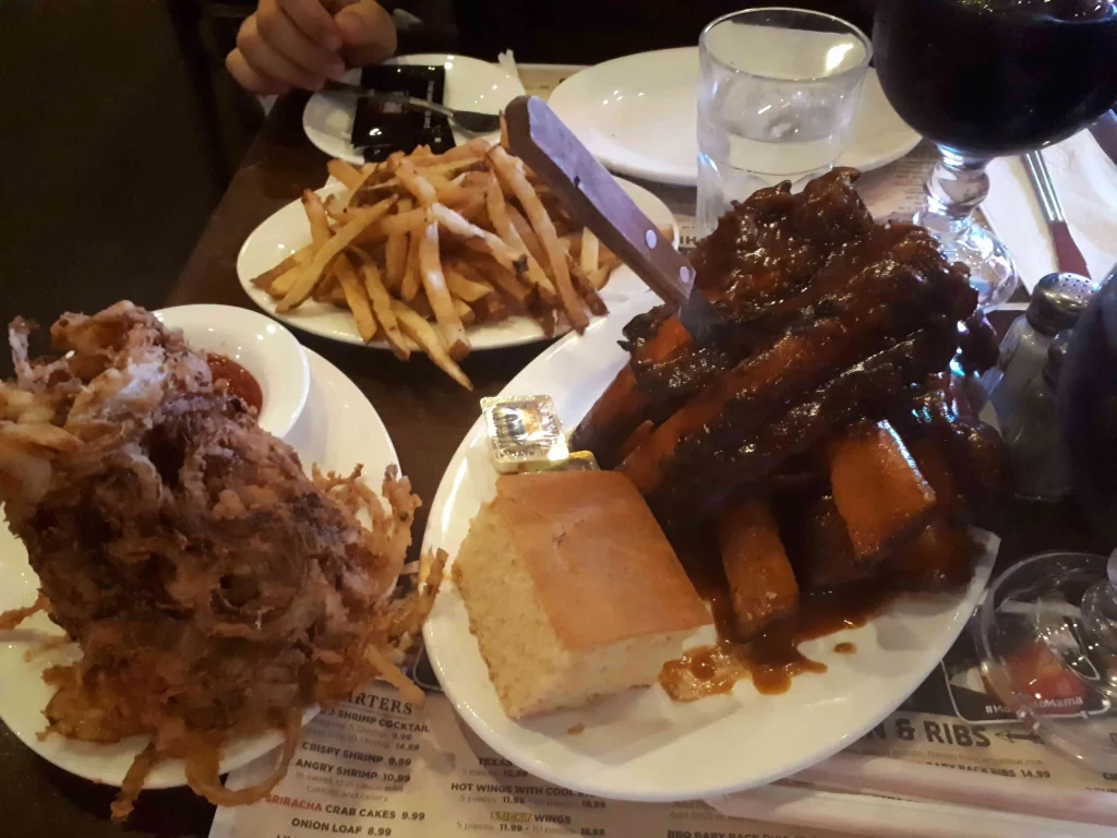 Búfalo Ribs y torre de aros de cebolla en Dallas BBQ