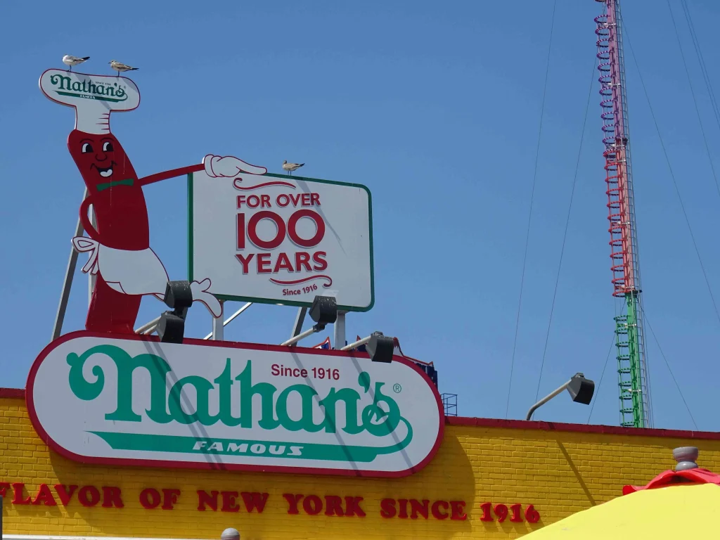 Nathan's en Coney Island. Clásico puesto de perritos para comer en Nueva York en plena playa.