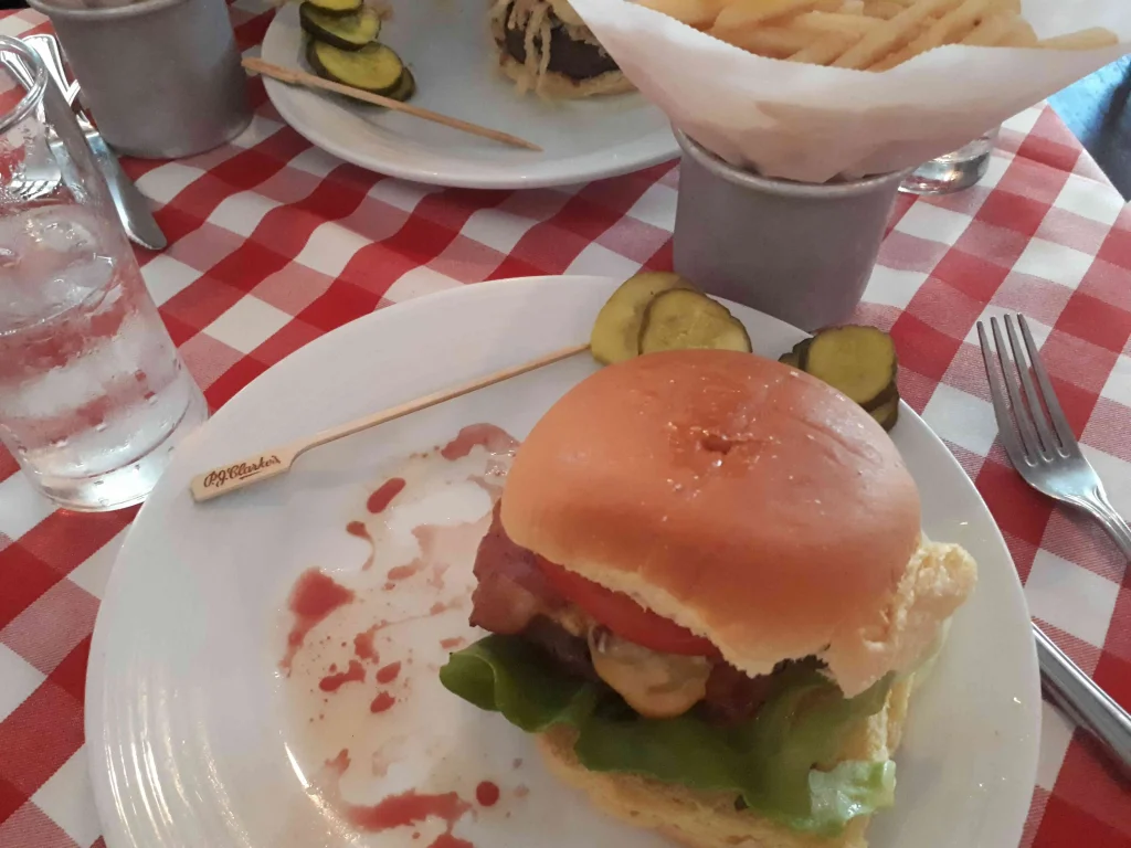 La sabrosa hamburguesa de JP Clarcks. El lugar favorito de la serie Mad men.