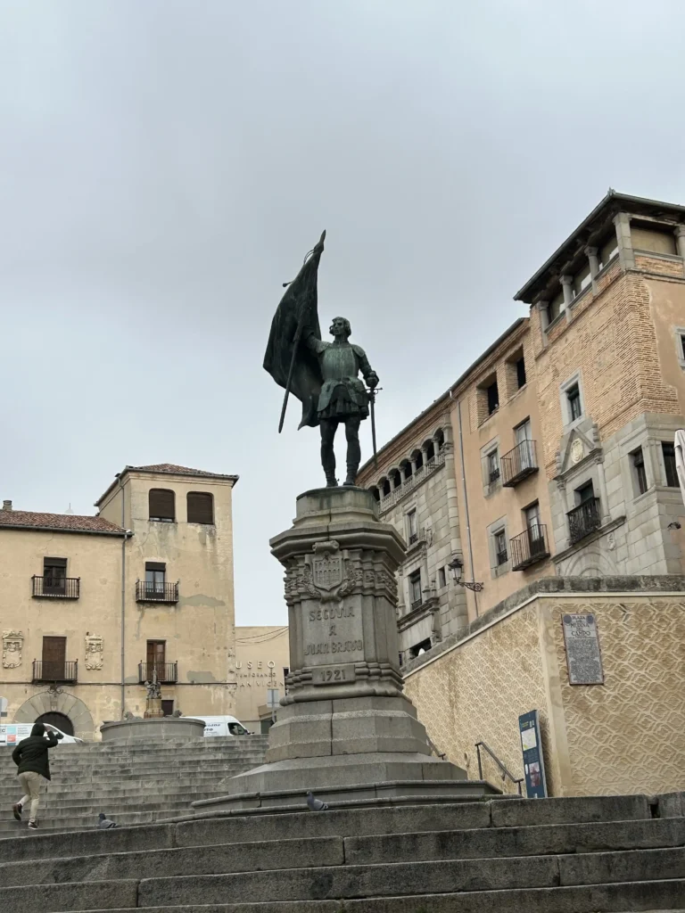 Qué ver en Segovia en un día: estatua de Juan Bravo