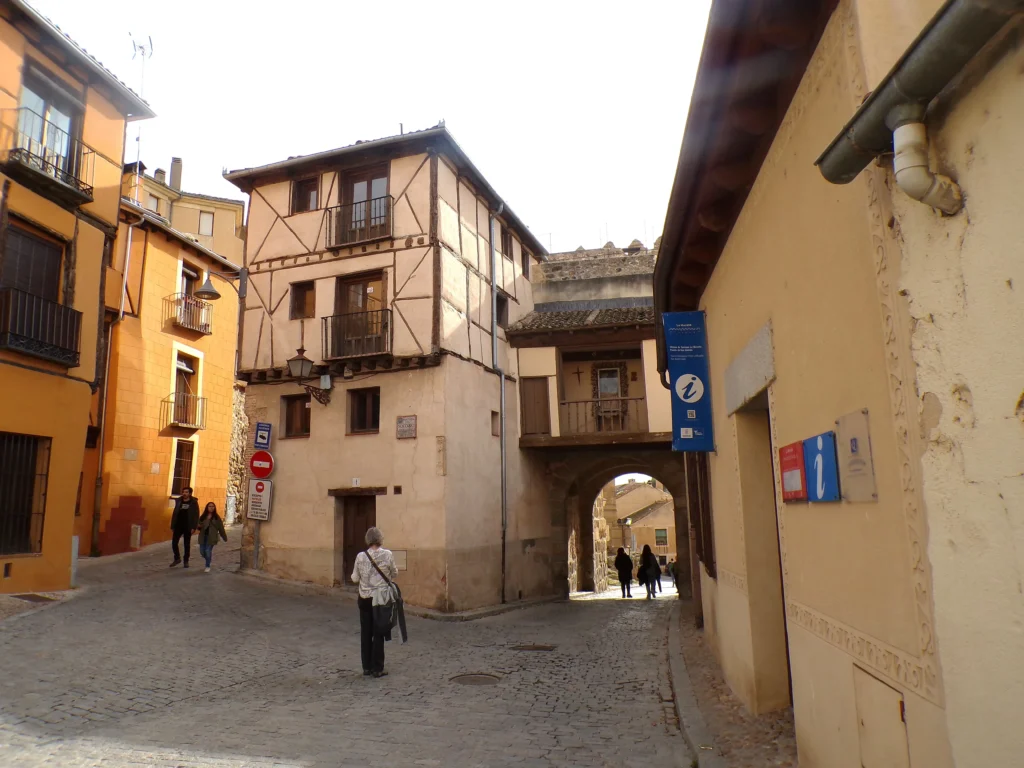 Qué ver en Segovia en un día: puerta de San Andrés