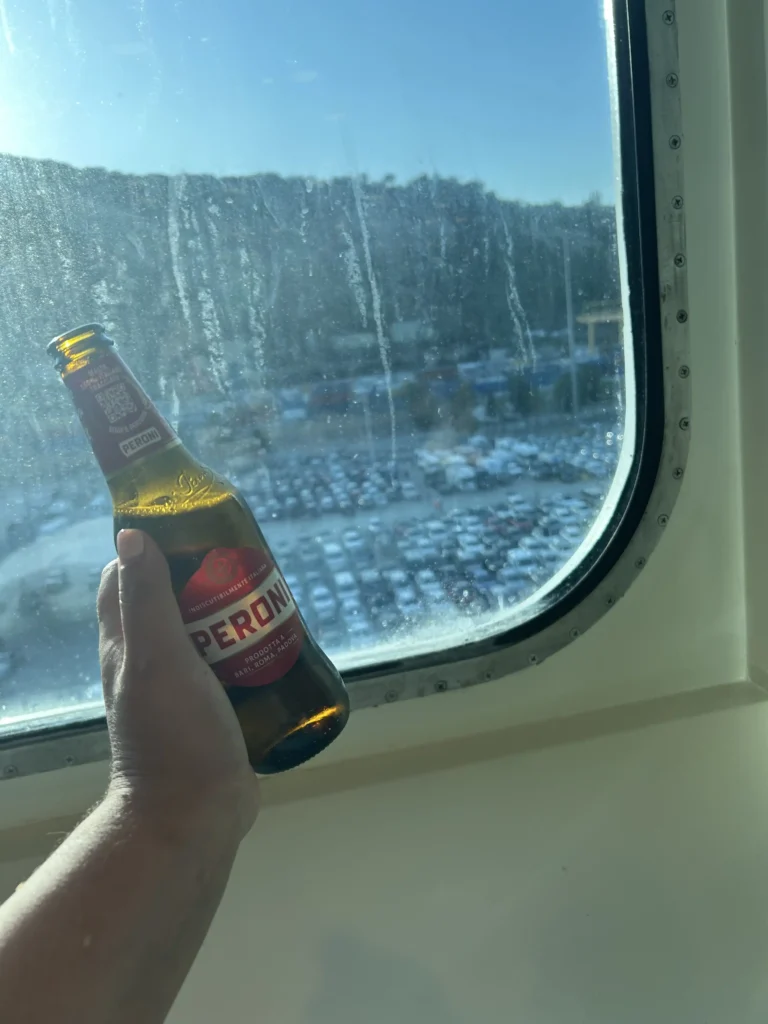 Disfrutando de una cerveza en el bar del ferry